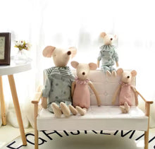 Load image into Gallery viewer, The Pearl - Collectable Mr &amp; Mrs Mouse Family
