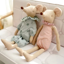 Load image into Gallery viewer, The Pearl - Collectable Mr &amp; Mrs Mouse Family
